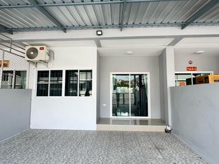 Casa adosada en alquiler de 3 habitaciones en Bang Lamung, Chonburi