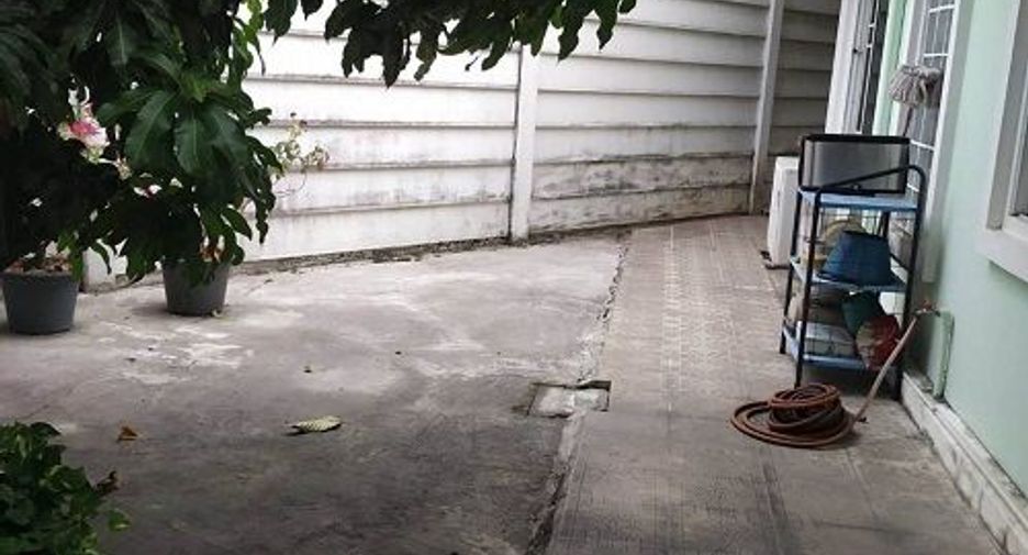 For sale 5 bedrooms townhouse in Lat Phrao, Bangkok