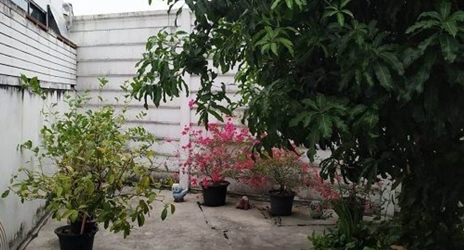 For sale 5 bedrooms townhouse in Lat Phrao, Bangkok