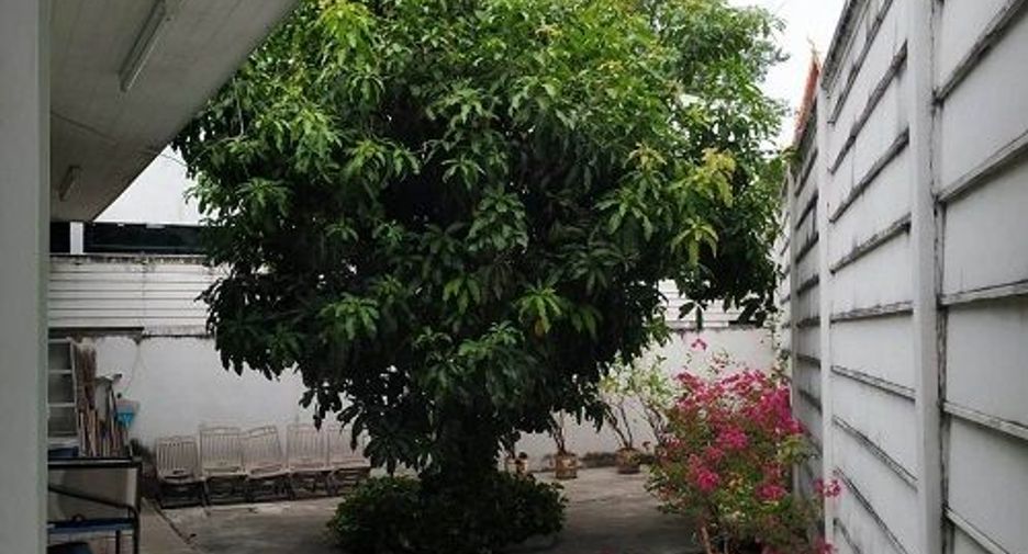 For sale 5 bedrooms townhouse in Lat Phrao, Bangkok