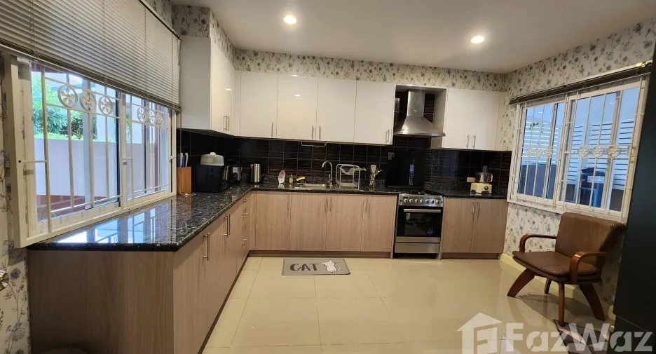 For rent 4 bedrooms house in Saraphi, Chiang Mai