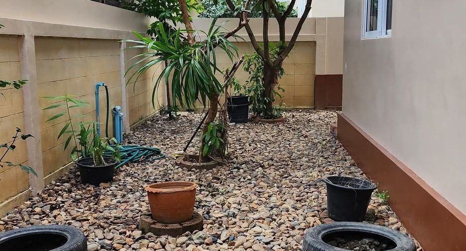 For rent 4 bedrooms house in Saraphi, Chiang Mai