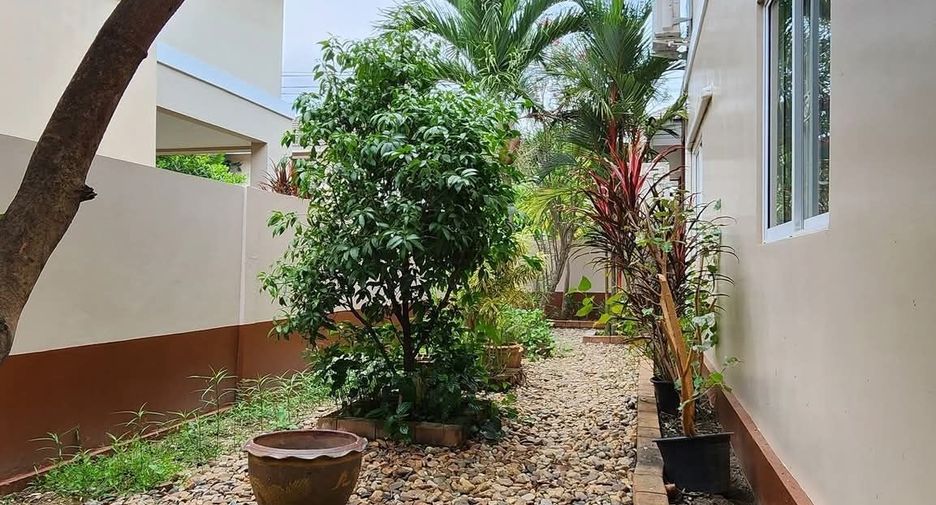 For rent 4 bedrooms house in Saraphi, Chiang Mai