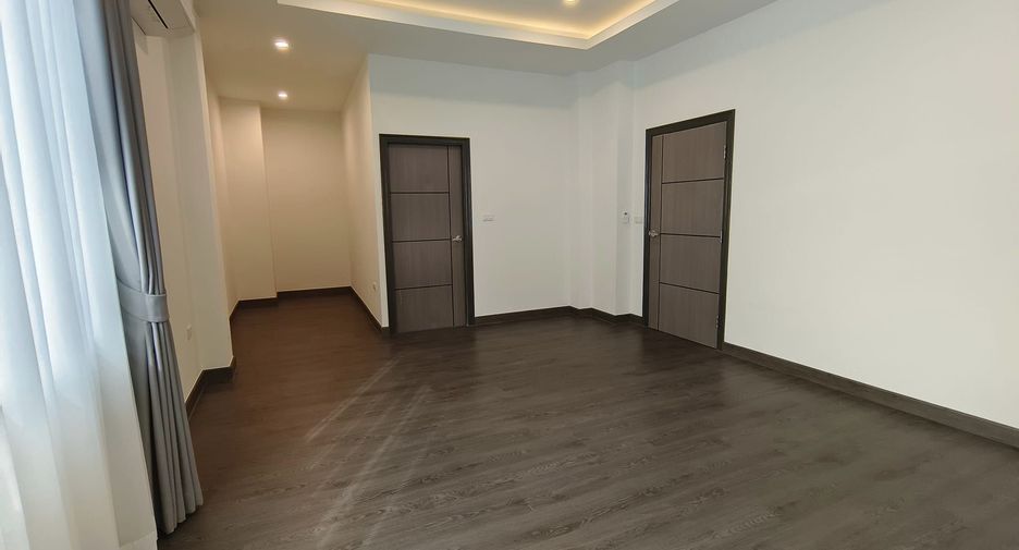 For sale and for rent 4 bedrooms house in Watthana, Bangkok