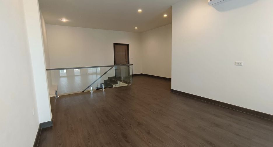 For sale and for rent 4 bedrooms house in Watthana, Bangkok