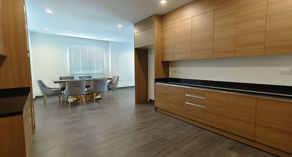 For sale and for rent 4 bedrooms house in Watthana, Bangkok