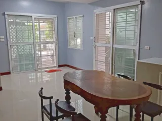 Casa adosada en venta de 3 habitaciones en Bang Phli, Samut Prakan