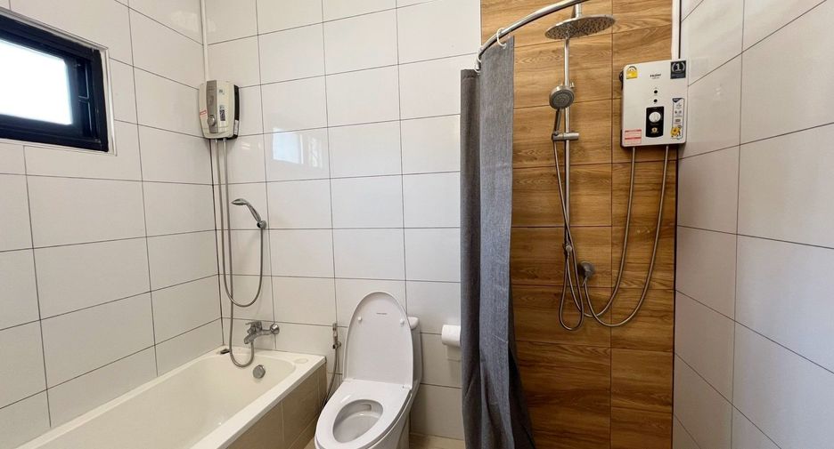 Casa en alquiler de 5 habitaciones en Bang Lamung, Chonburi