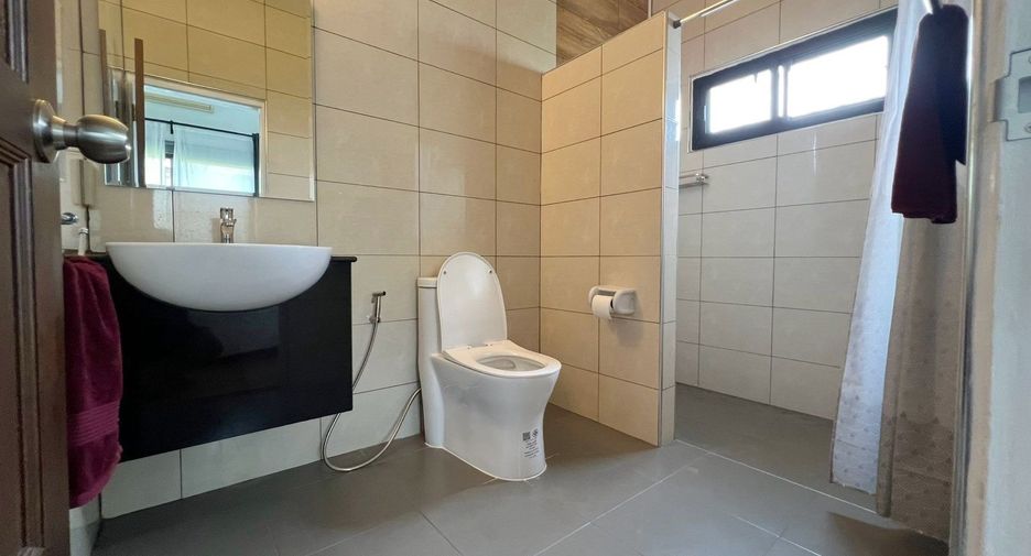 Casa en alquiler de 5 habitaciones en Bang Lamung, Chonburi