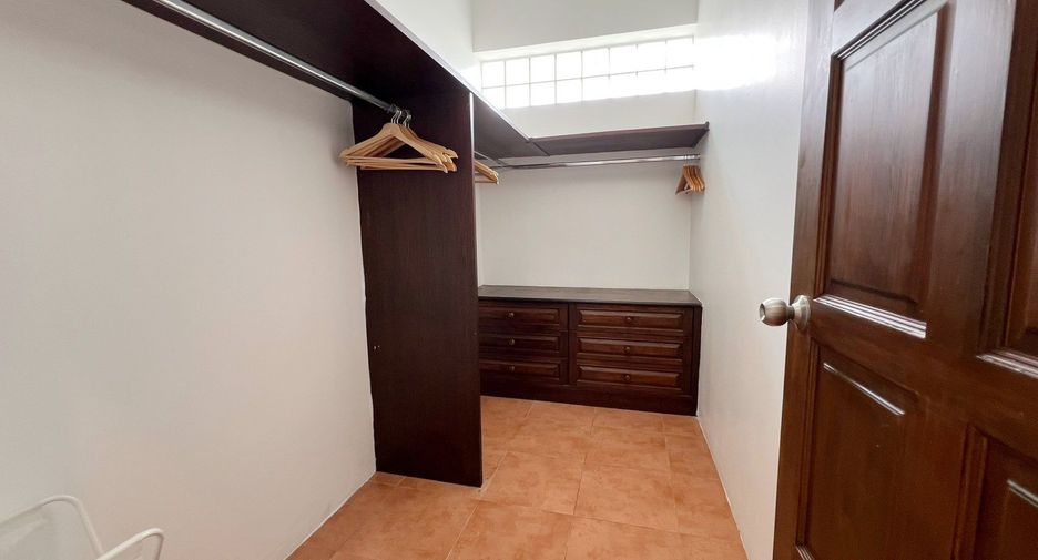 Casa en alquiler de 5 habitaciones en Bang Lamung, Chonburi