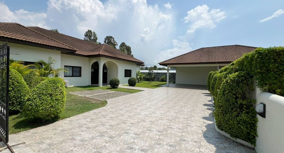 Casa en alquiler de 5 habitaciones en Bang Lamung, Chonburi