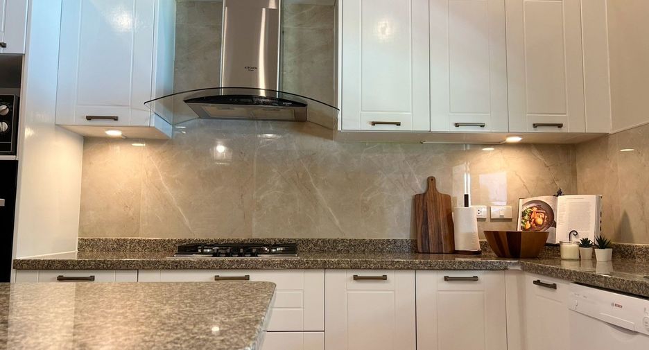 Casa en alquiler de 5 habitaciones en Bang Lamung, Chonburi