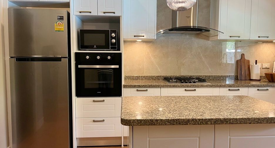 Casa en alquiler de 5 habitaciones en Bang Lamung, Chonburi