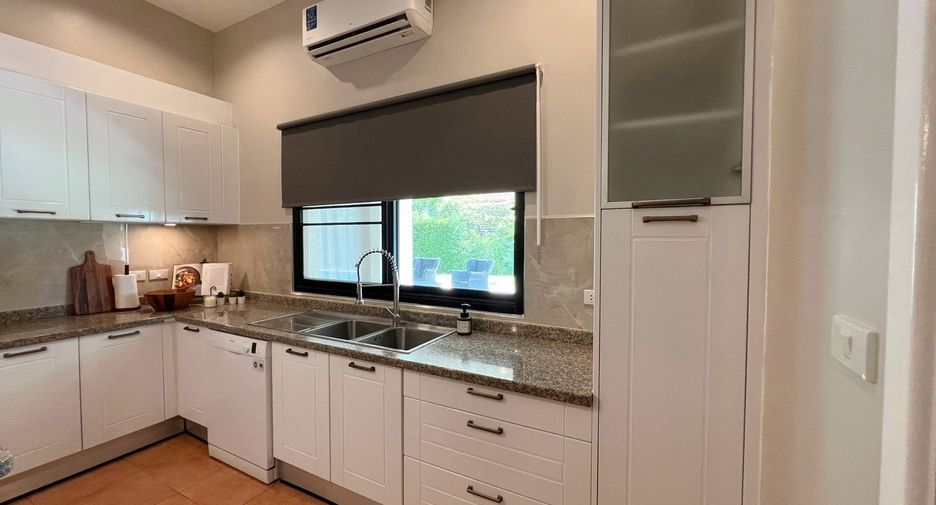 Casa en alquiler de 5 habitaciones en Bang Lamung, Chonburi