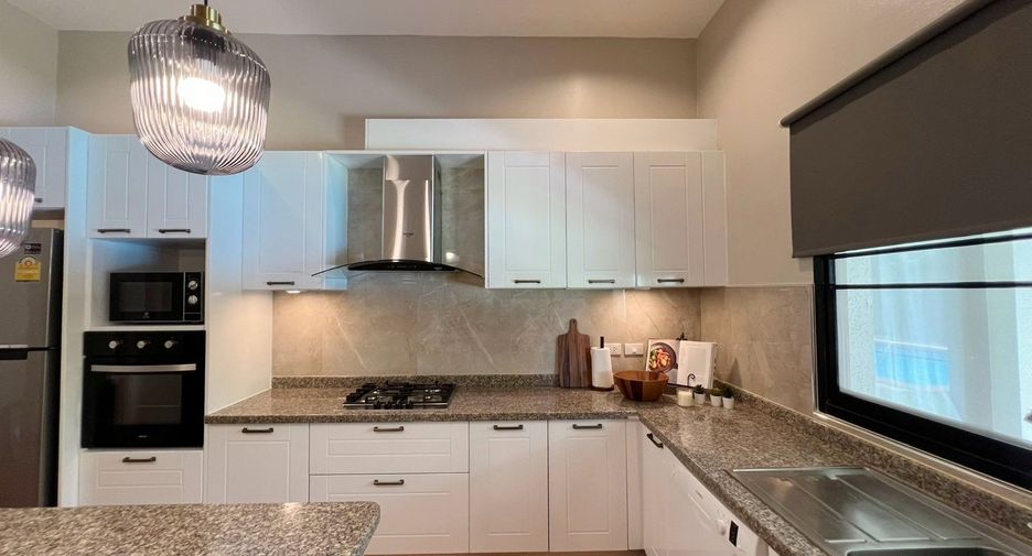Casa en alquiler de 5 habitaciones en Bang Lamung, Chonburi