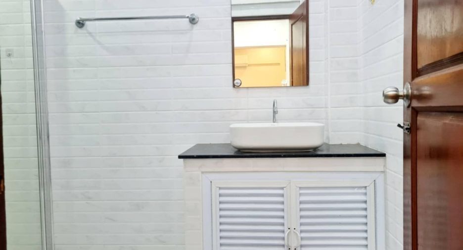 For rent 4 bedrooms house in Mueang Chiang Mai, Chiang Mai