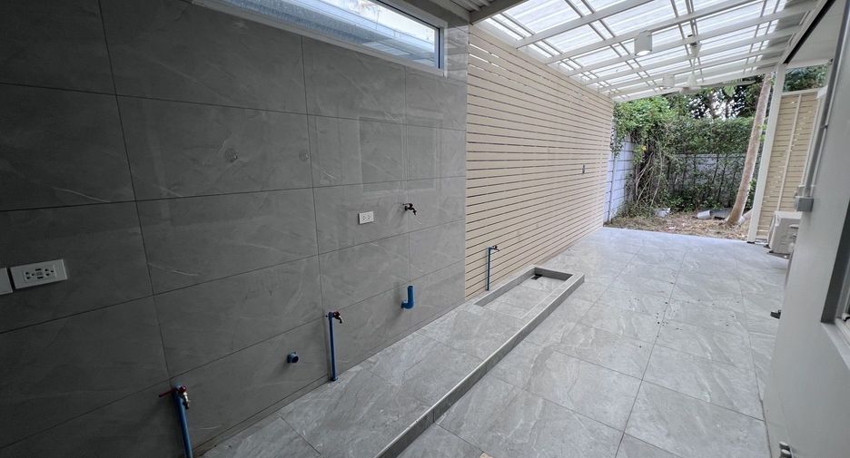 For sale 4 bedrooms house in Thawi Watthana, Bangkok