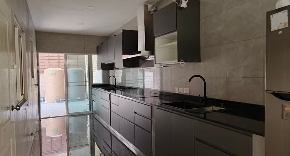For sale 4 bedrooms house in Thawi Watthana, Bangkok