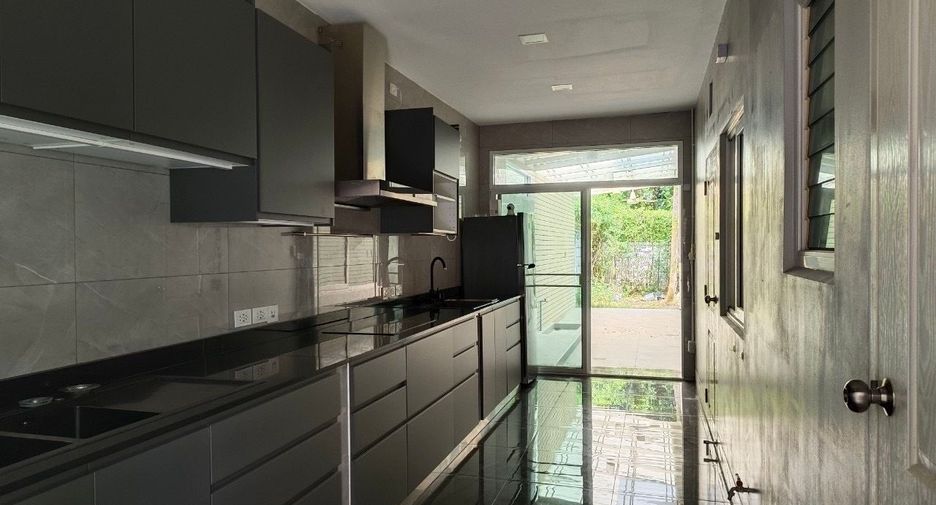 For sale 4 bedrooms house in Thawi Watthana, Bangkok