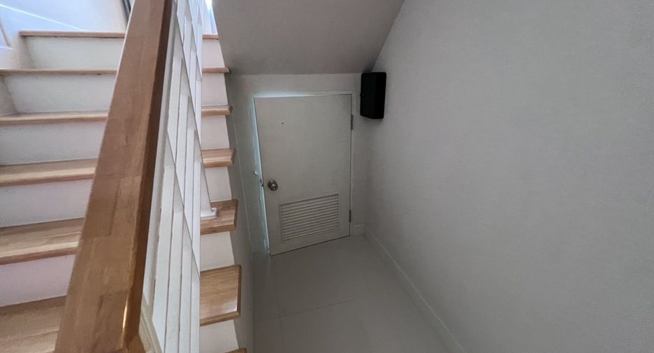 For sale 4 bedrooms house in Thawi Watthana, Bangkok