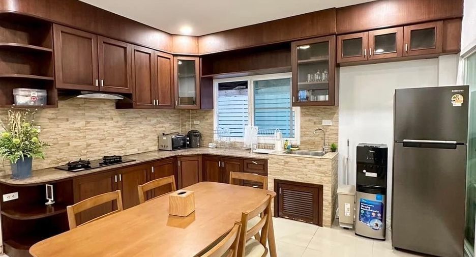 For rent 4 bedrooms villa in Mueang Chiang Mai, Chiang Mai