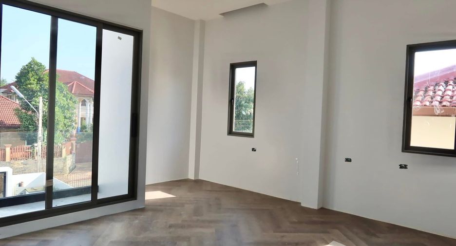 For sale 5 bedrooms villa in Mueang Chiang Mai, Chiang Mai
