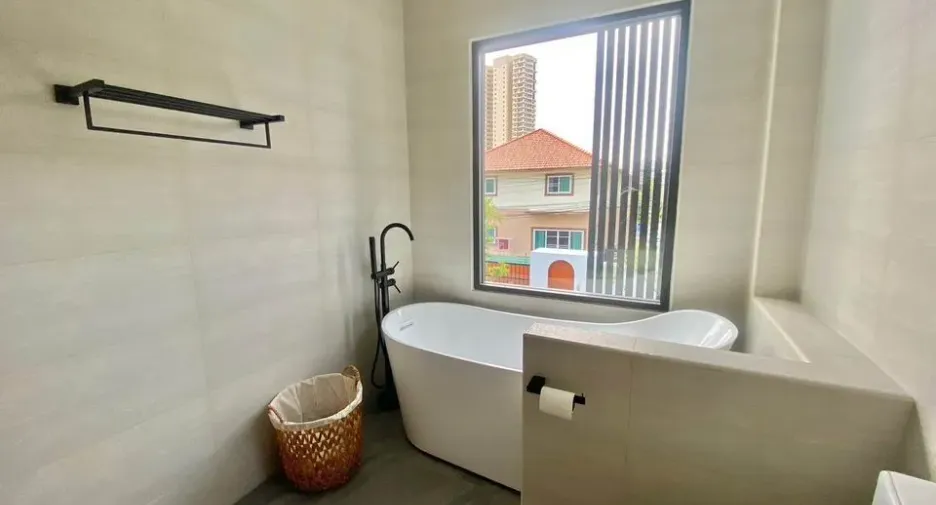 For sale 5 bedrooms villa in Mueang Chiang Mai, Chiang Mai