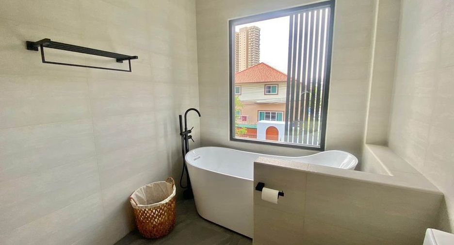 For sale 5 bedrooms villa in Mueang Chiang Mai, Chiang Mai