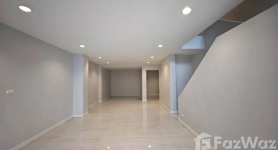 Reihenhaus zum Kauf mit 3 Zimmer in Lat Phrao, Bangkok
