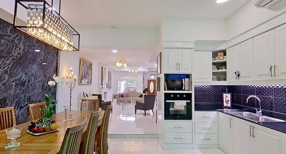 Casa adosada en venta y en alquiler de 4 habitaciones en Bang Lamung, Chonburi