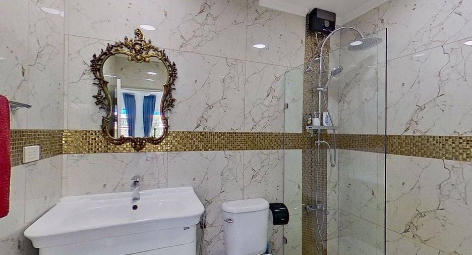 Casa adosada en venta y en alquiler de 4 habitaciones en Bang Lamung, Chonburi