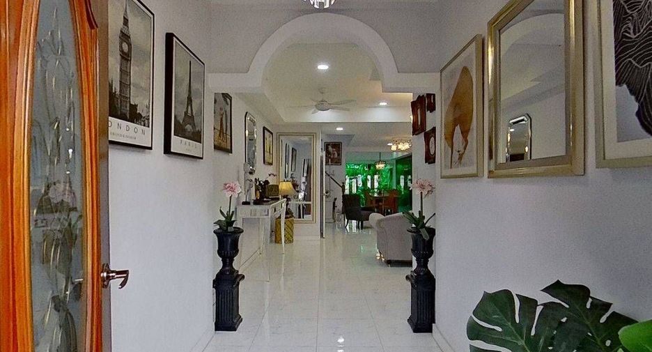 Casa adosada en venta y en alquiler de 4 habitaciones en Bang Lamung, Chonburi