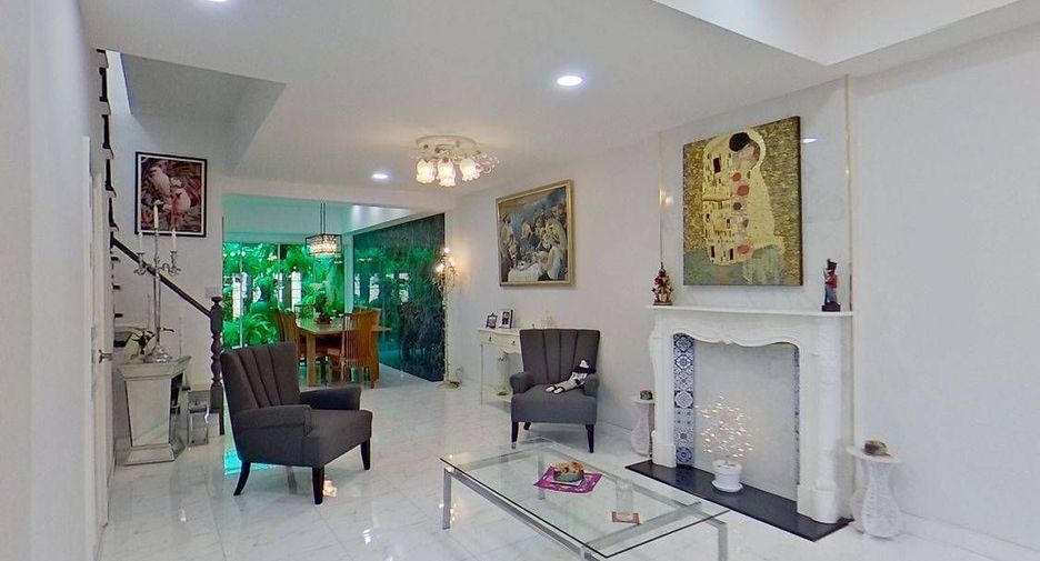 Casa adosada en venta y en alquiler de 4 habitaciones en Bang Lamung, Chonburi