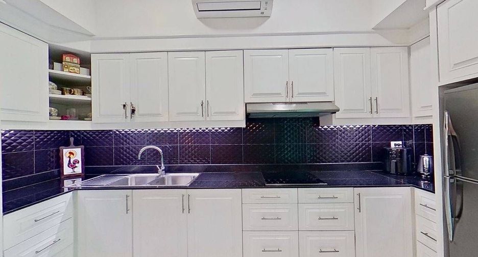 Casa adosada en venta y en alquiler de 4 habitaciones en Bang Lamung, Chonburi
