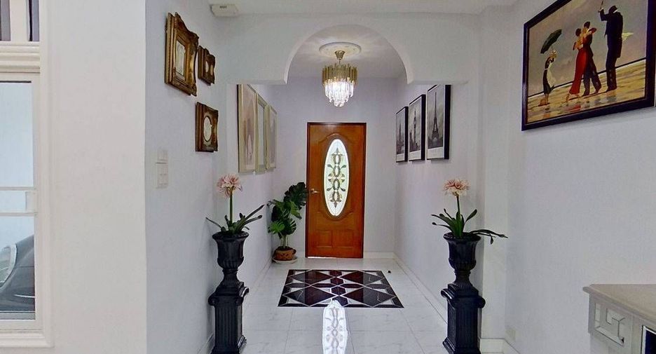 Casa adosada en venta y en alquiler de 4 habitaciones en Bang Lamung, Chonburi