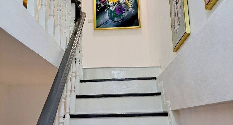 Casa adosada en venta y en alquiler de 4 habitaciones en Bang Lamung, Chonburi