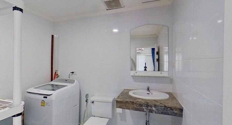 Casa adosada en venta y en alquiler de 4 habitaciones en Bang Lamung, Chonburi