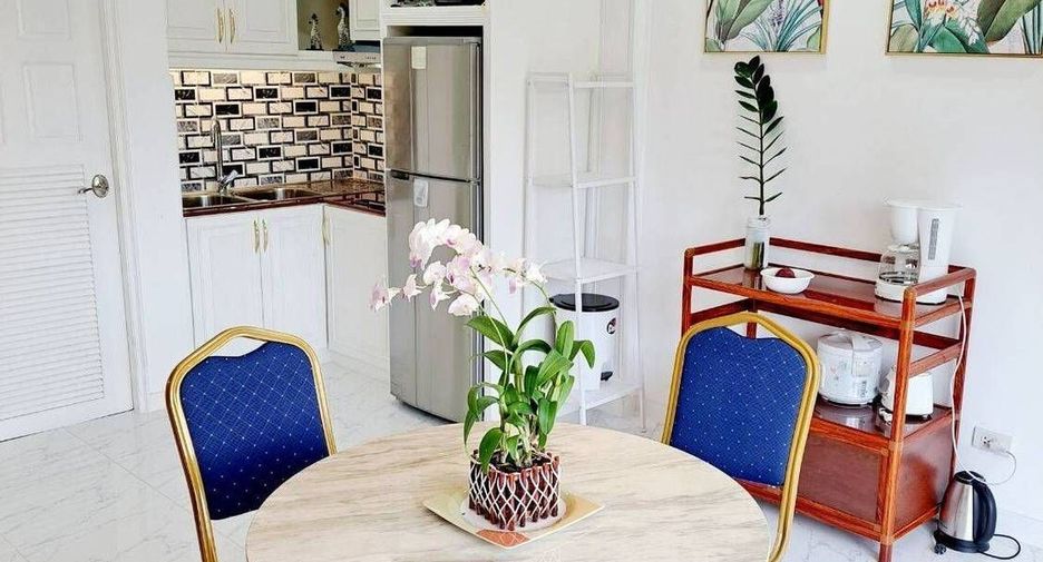 Casa adosada en venta y en alquiler de 4 habitaciones en Bang Lamung, Chonburi