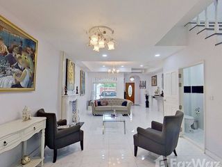 Casa adosada en venta y en alquiler de 4 habitaciones en Bang Lamung, Chonburi