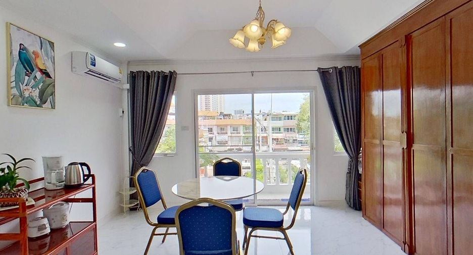 Casa adosada en venta y en alquiler de 4 habitaciones en Bang Lamung, Chonburi