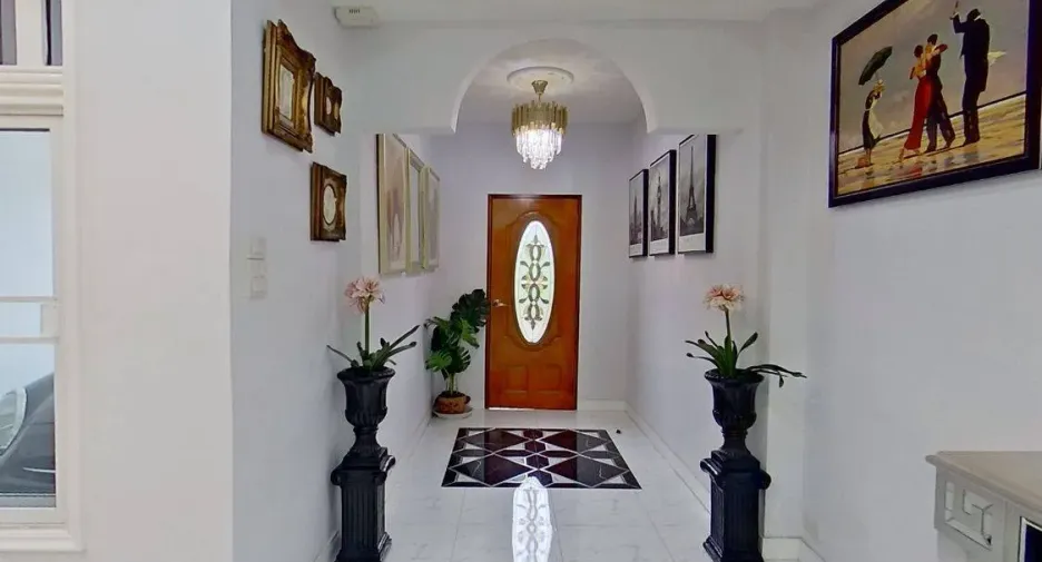 Casa adosada en venta y en alquiler de 4 habitaciones en Bang Lamung, Chonburi