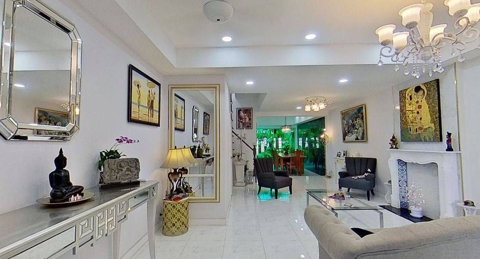 Casa adosada en venta y en alquiler de 4 habitaciones en Bang Lamung, Chonburi