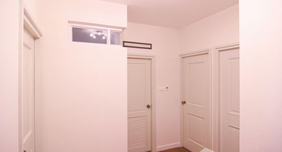 For sale and for rent 4 bedrooms townhouse in Phra Khanong, Bangkok