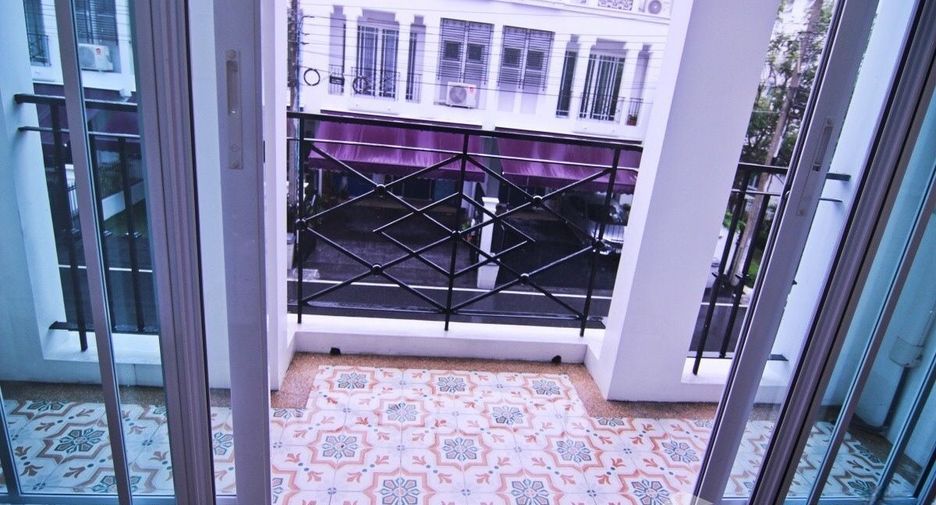 For sale and for rent 4 bedrooms townhouse in Phra Khanong, Bangkok