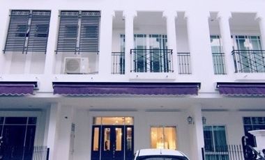 For sale そして for rent 4 ベッドルーム townhouse in Phra Khanong, Bangkok