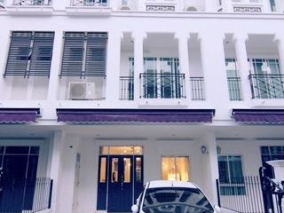 出售 和 出租 4 卧室 联排别墅 在 Phra Khanong, 曼谷