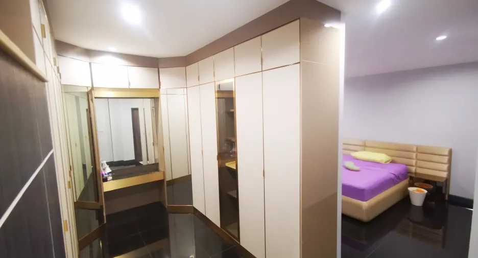 Haus zum Kauf mit 5 Zimmer in Bang Khae, Bangkok