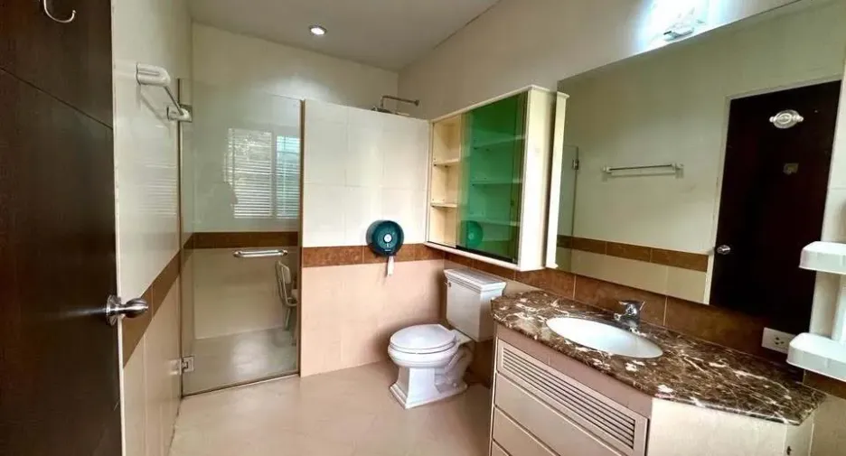 For sale and for rent 5 bedrooms house in Mueang Chiang Mai, Chiang Mai