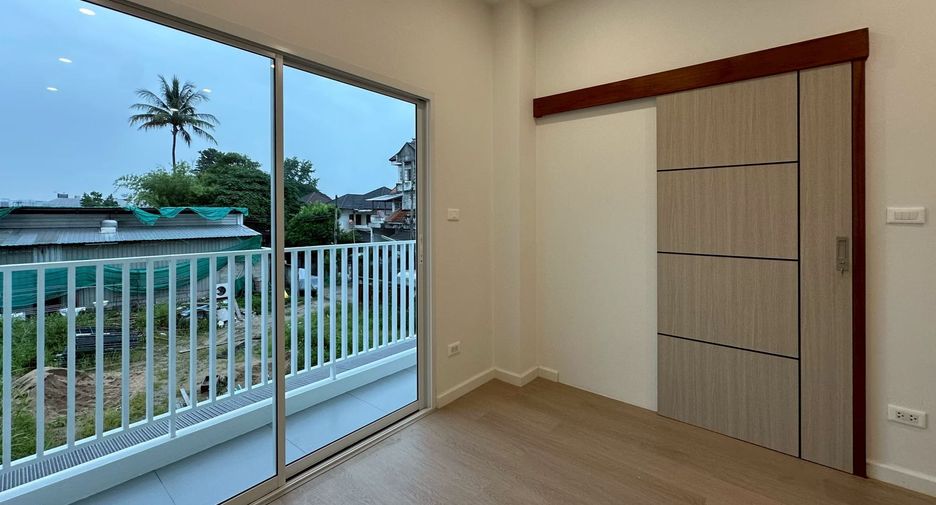 For sale 4 bedrooms townhouse in Mueang Chiang Mai, Chiang Mai