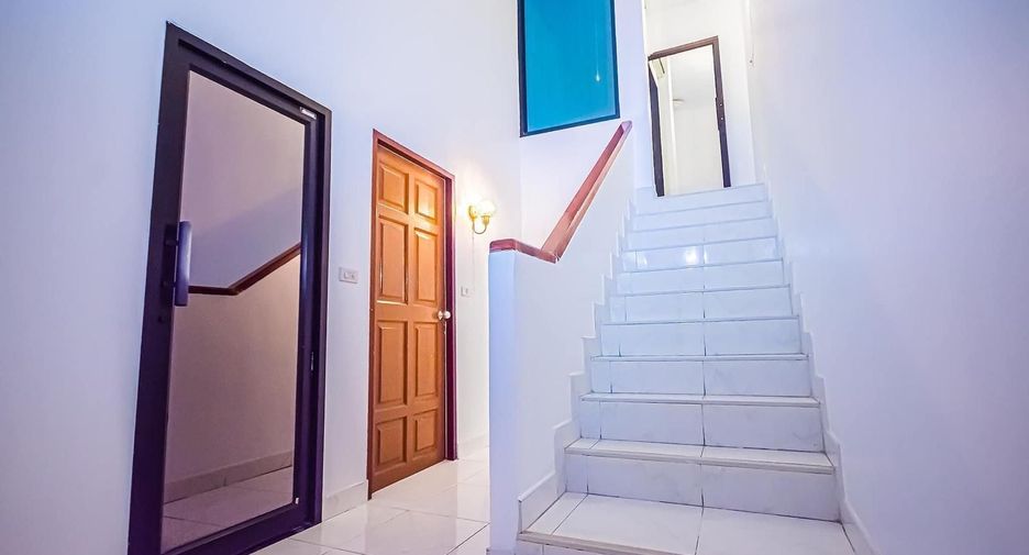 Casa en alquiler de 3 habitaciones en Bang Lamung, Chonburi